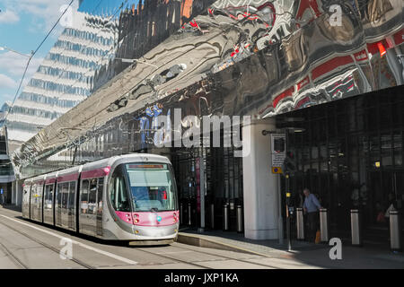 Le tram à l'extérieur de Birmingham New Street Station sur une journée ensoleillée Banque D'Images