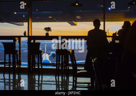 Les passagers en attente dans l'aéroport Banque D'Images