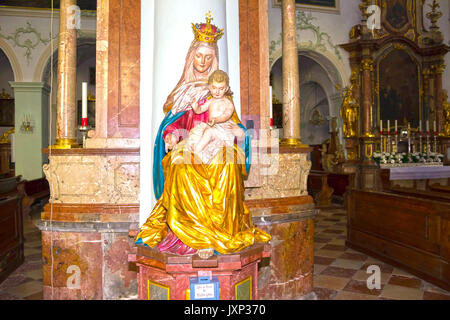 Salzbourg, Autriche - Mai 01, 2017 : l'intérieur de l'église abbatiale Saint Pierre. Fondée en 696 il est considéré comme l'un des plus anciens monastères de la région de langue allemande. Banque D'Images