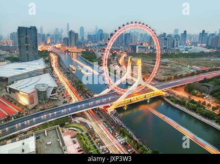 La scène de nuit de la roue de la Tianjin en Chine Banque D'Images