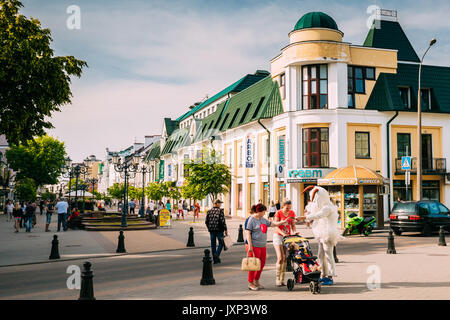 Brest, Biélorussie - 6 juin 2017 : la marche au repos sur les piétons rue Sovietskaya en été journée ensoleillée. Banque D'Images