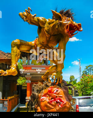 Ubud, Indonésie - 17 Avril 2012 : monster Ogoh balinais sur fond bleu Banque D'Images