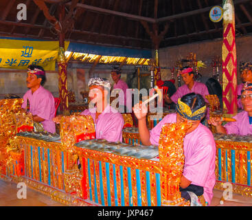 Sukawati, Bali, Indonésie - 28 décembre 2008 : des musiciens traditionnels balinais sur instrument de musique gamelan Banque D'Images