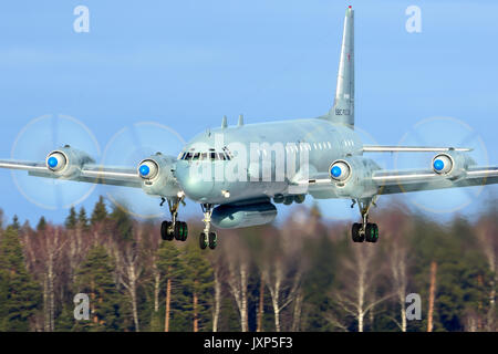 Koubinka, dans la région de Moscou, Russie - 19 Février 2014 : Iliouchine Il-20M RF-93610 avion de patrouille maritime, l'atterrissage à Koubinka air force base. Banque D'Images