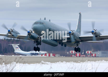 Koubinka, dans la région de Moscou, Russie - 19 Février 2014 : Iliouchine Il-20M RF-93610 avion de patrouille décolle à Koubinka air force base. Banque D'Images