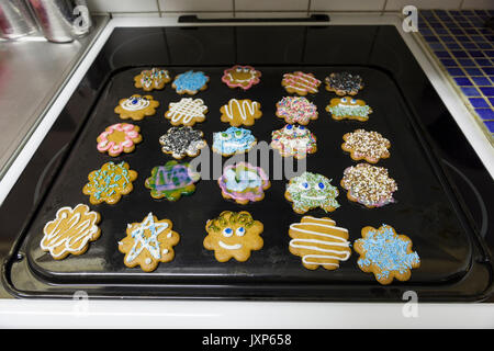 Beaucoup de faits maison fraîchement préparés gingerbread man ginger cookies décorés de sucre coloré sur la plaque de cuisson modèle libération : N° des biens : Non. Banque D'Images