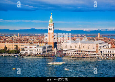 Piazza San Marco avec Bell Tower et le Palais de Doges contre Alpes italiennes de Venise, Italie Banque D'Images