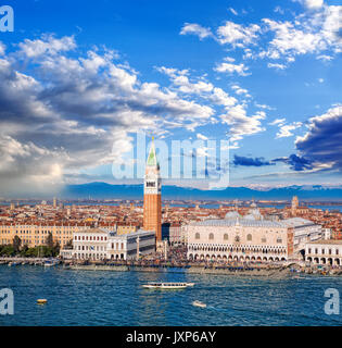 Piazza San Marco avec Bell Tower et le Palais de Doges contre Alpes italiennes de Venise, Italie Banque D'Images