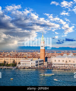 Piazza San Marco avec Bell Tower et le Palais de Doges contre Alpes italiennes de Venise, Italie Banque D'Images