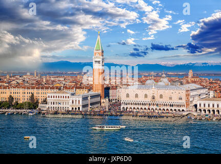 Piazza San Marco avec Bell Tower et le Palais de Doges contre Alpes italiennes de Venise, Italie Banque D'Images