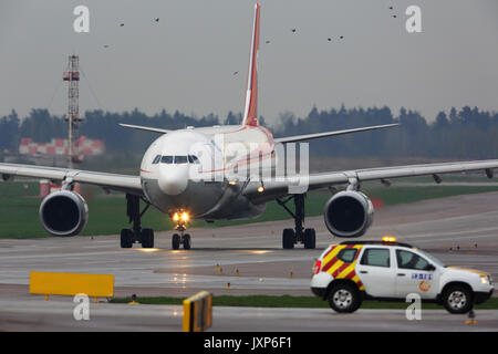 Sheremetyevo, Région de Moscou, Russie - 2 mai, 2014 : B-5929 Sichuan Airlines Airbus A330-343 le roulage à l'aéroport international Sheremetyevo. Banque D'Images