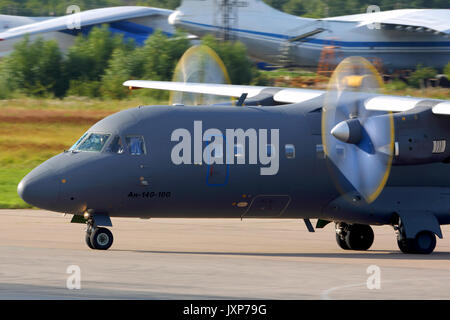 Chkalovsky, dans la région de Moscou, Russie - le 18 juillet 2013 : Antonov An-140 RA-41258 de la Force aérienne russe taxiing à Chkalovsky. Banque D'Images