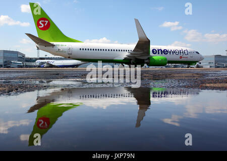 Domodedovo, Région de Moscou, Russie - 2 août 2011 : S7 Airlines Boeing 737-800 50-2106-BKW dans une alliance mondiale livery montré à ia international Domodedovo Banque D'Images