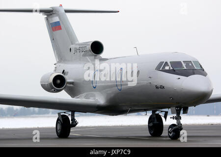 Sheremetyevo, Région de Moscou, Russie - le 13 février 2014 : Barkol Airlines Yakovlev Yak-40K RA-87227 à l'aéroport international de Sheremetyevo. Banque D'Images