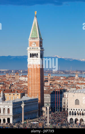 Piazza San Marco avec Bell Tower et le Palais de Doges contre Alpes italiennes de Venise, Italie Banque D'Images