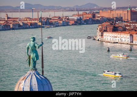 Venise l'Église contre des bateaux sur canal en Italie Banque D'Images