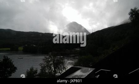 Voir en un jour brumeux de l'Auberge d'un Mòr, Inveruglas Banque D'Images