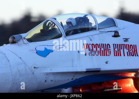 Koubinka, dans la région de Moscou, Russie - 19 Février 2014 : Sukhoi Su-27 20 Chevaliers russes de bleu, l'équipe de démonstration aérienne à Koubinka air force base. Banque D'Images