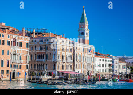 Piazza San Marco avec clocher contre gondoles à Venise, Italie Banque D'Images