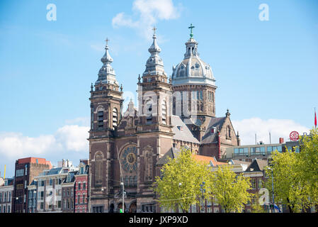 Vue sur la ville de la basilique de saint Nicholas church - Sint-nicolaasbasiliek. Amsterdam, Pays-Bas. Banque D'Images