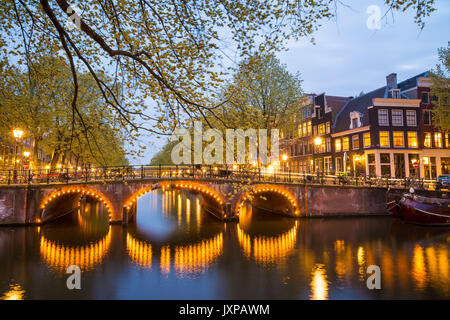 L'un des célèbre canal d'Amsterdam, Pays-Bas, au crépuscule. Banque D'Images