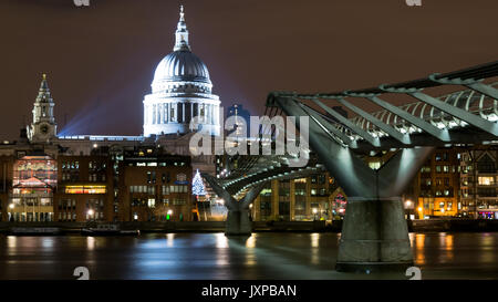 Londres (Royaume-Uni). Vue de la nuit de St.Paul's Cathedral et le Millennium Bridge à partir de la rive sud. Le format paysage. Banque D'Images