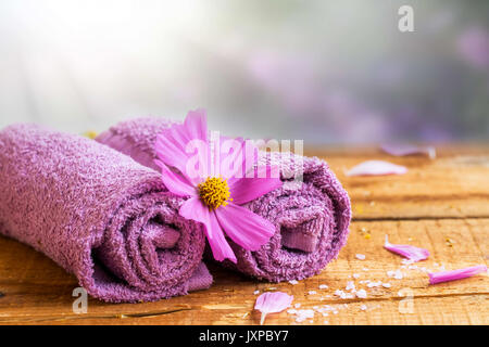 Spa still life composition with purple towels and flower Banque D'Images