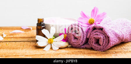 Spa still life composition with towels, flower, sea salt and essence bottle Banque D'Images