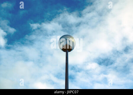 Détail de l'éclairage à Milton Keynes contre ciel nuageux ciel bleu. Banque D'Images