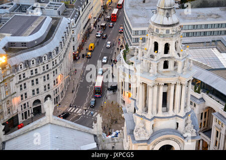 Vue sur Ludgate Hill former le dôme de la Cathédrale St Paul à Londres (UK). Le format paysage. Banque D'Images