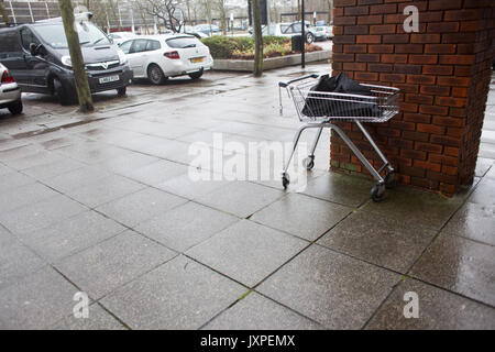 Panier abandonnés à l'extérieur de la bibliothèque de Milton Keynes. Banque D'Images