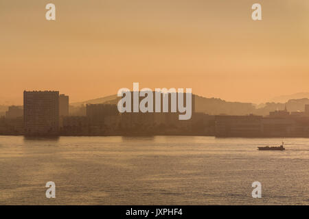 Vue sur le port de Toulon au lever du soleil, France Banque D'Images