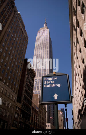 Vue vers l'Empire State Building à Manhattan, NEW YORK Banque D'Images