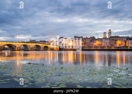 Belle vue de la ville de Riverside Macon, France Banque D'Images