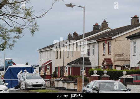 NOTE DE LA RÉDACTION LIBRE PIXELISÉES PAR PA PHOTO 24 Sciences criminelles sur les lieux où l'homme et une femme ont été tués par balles le Balbutcher dur à Ballymun, Dublin. Banque D'Images