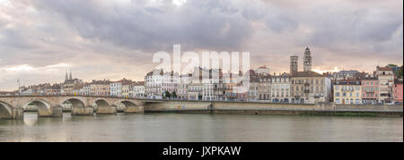 Belle vue de la ville de Riverside Macon, France Banque D'Images