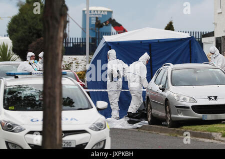 NOTE DE LA RÉDACTION LIBRE PIXELISÉES PAR PA PHOTO 24 Sciences criminelles sur les lieux où l'homme et une femme ont été tués par balles le Balbutcher dur à Ballymun, Dublin. Banque D'Images