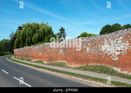 Crinkle Crankle wall, Easton, Suffolk, Angleterre. Banque D'Images