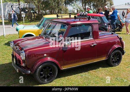 Un classique vintage mini camionnette au riviera courir à Cornwall, 2017 Banque D'Images