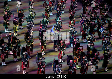 Les corps de cornemuses et tambours effectuer sur l'Esplanade devant le Prince de Galles, connu sous le nom de duc de Rothesay en Ecosse, et le duc de Cambridge, au cours de la Royal Edinburgh Military Tattoo au château d'Édimbourg. Banque D'Images