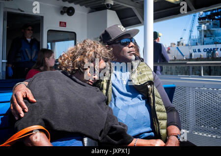 Oakland, CA- 13 mai 2017 : african-american couple plus âgé de passagers sur le ferry en route de San Francisco à Oakland. Banque D'Images