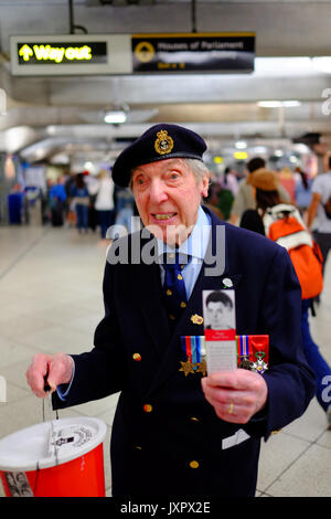 Les anciens combattants de la guerre militaire et navale la collecte à Westminster tube station de taxi pour leur charité. Chacun avait un signet avec leur service photo. Banque D'Images