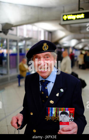 Les anciens combattants de la guerre militaire et navale la collecte à Westminster tube station de taxi pour leur charité. Chacun avait un signet avec leur service photo. Banque D'Images