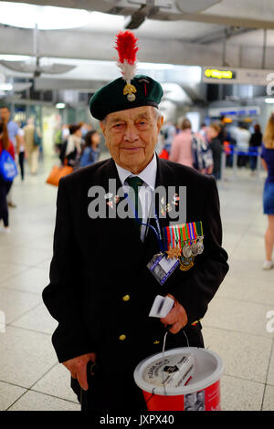 Les anciens combattants de la guerre militaire et navale la collecte à Westminster tube station de taxi pour leur charité. Chacun avait un signet avec leur service photo. Banque D'Images