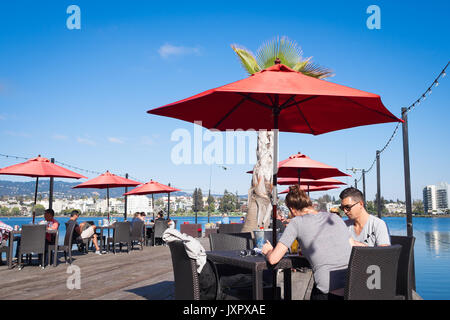 OAKLAND, CA - Aug 25, 2016 : le centre-ville de Lake Merritt, le restaurant en front de mer avec terrasse extérieure sur un quai en bois. Diners bénéficiant le brunch de fin de semaine. Banque D'Images