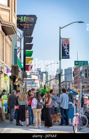 OAKLAND, CA - Aug 6, 2014 : Les organisateurs du premier mensuel Art vendredi galerie murmure ramper dans la quartier Uptown. Attire une grande foule diversifiée de tous les o Banque D'Images