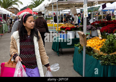 Oakland, Californie shoppers au Grand Lake Farmers Market, ouvert les samedis de l'année et l'un des plus importants de la région. Plus de 100 fournisseurs. Banque D'Images