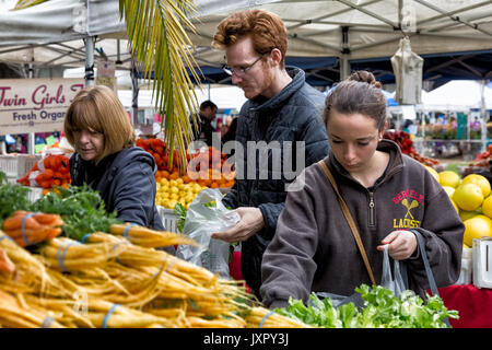 OAKLAND, CA - Jan 11, 2014 : Shoppers sélectionner des produits frais au marché des fermiers de Grand Lac, ouvert les samedis de l'année, l'une des plus importantes de la région. Banque D'Images