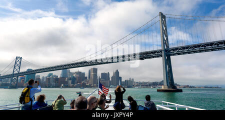 SAN FRANCISCO,CA-Oct 9, 2014:un ferry passe sous le Bay Bridge à San Francisco en arrière-plan. Les passagers de prendre des photos du pont. Banque D'Images