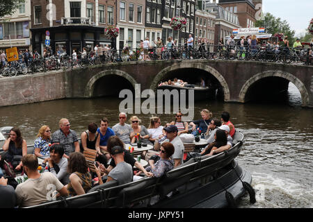 Les gens sur le bateau à Amsterdam, Hollande Banque D'Images